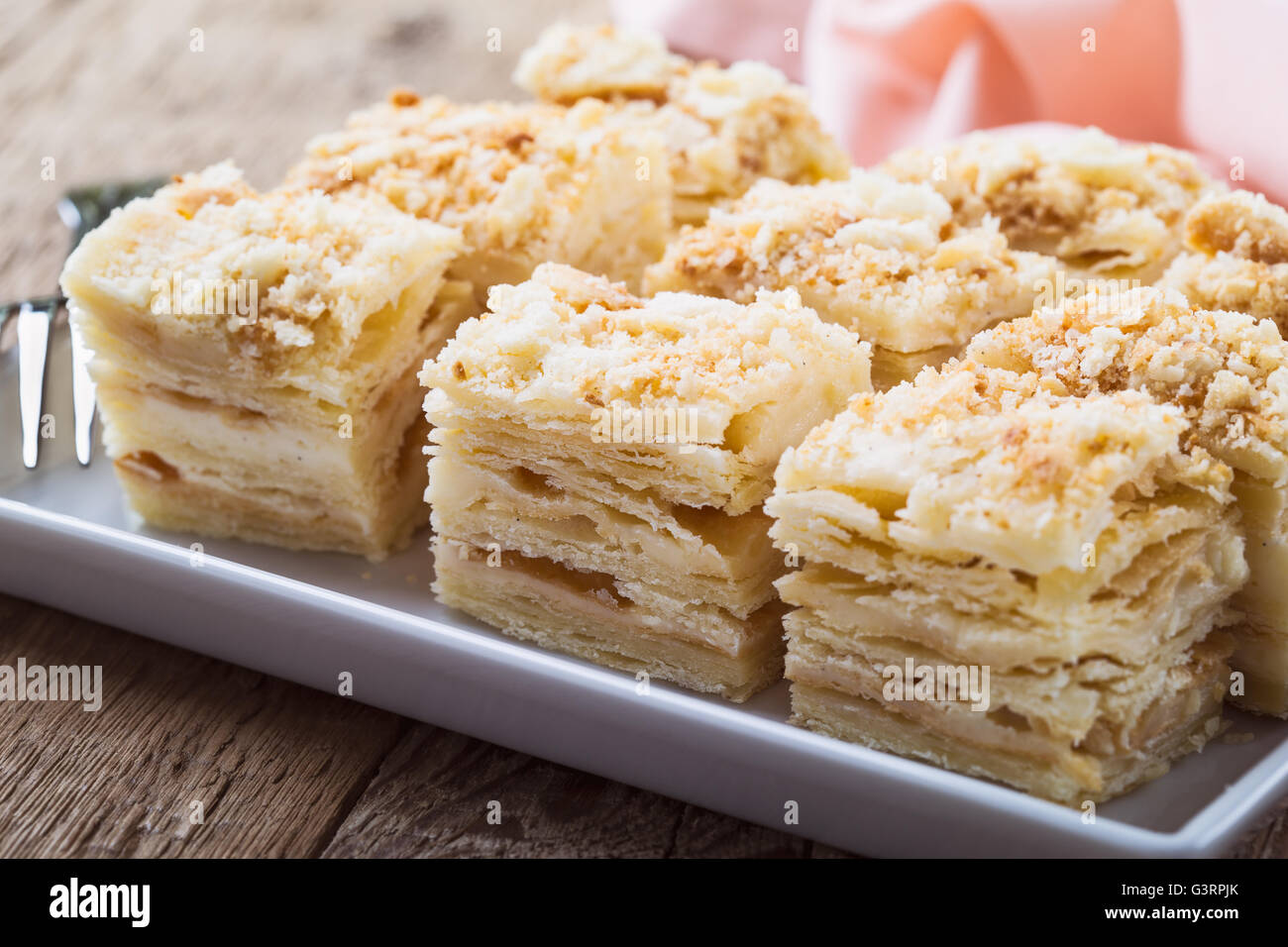 Gateau Maison Napoleon Pate Feuilletee Creme Patissiere Tarte Sur La Table En Bois De Style Rustique Photo Stock Alamy