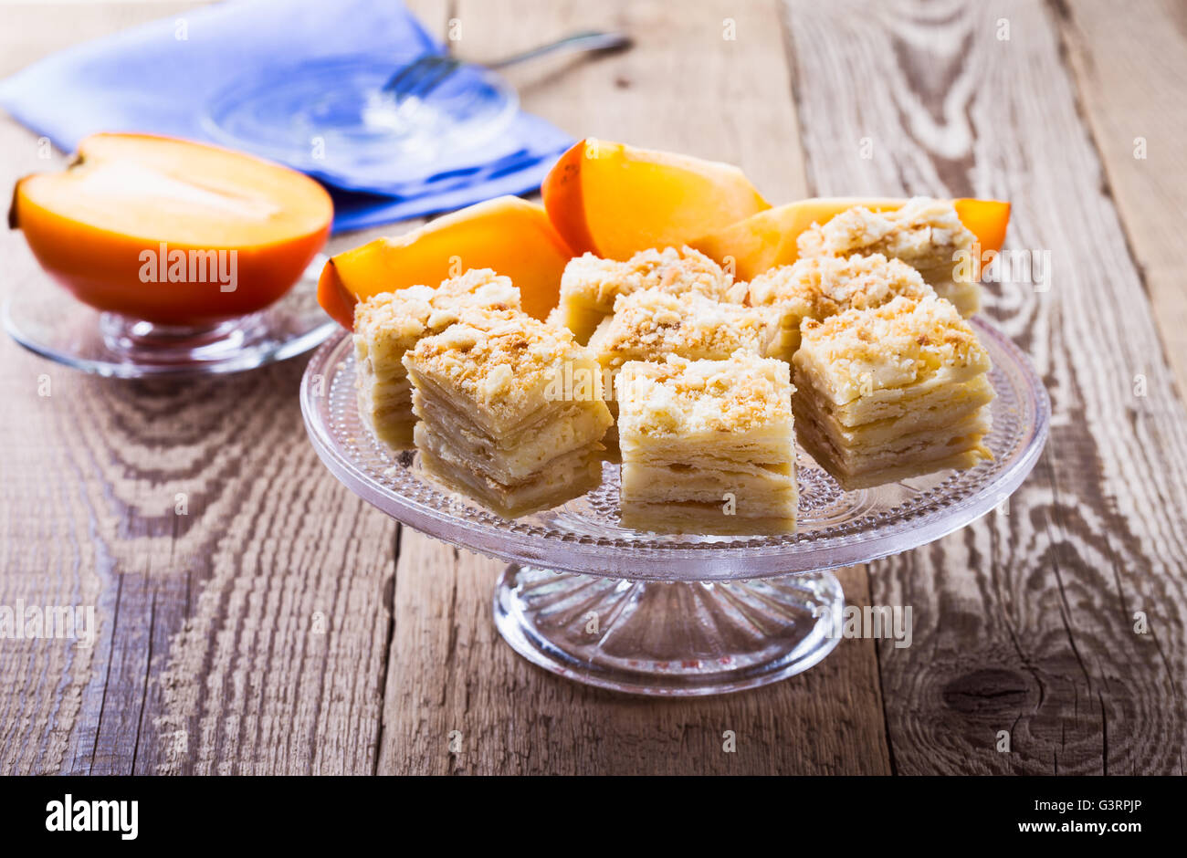 Gateau Maison Napoleon Pate Feuilletee Creme Patissiere Tarte Sur La Table En Bois De Style Rustique Photo Stock Alamy