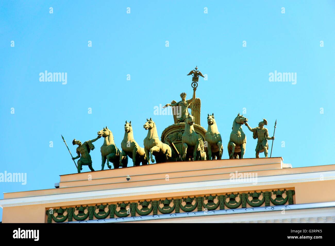 Saint Petersburg en Russie. Statue de bronze de la Victoire de Samothrace et char sur double arch d'état-major général s'appuyant sur la Place du Palais Banque D'Images