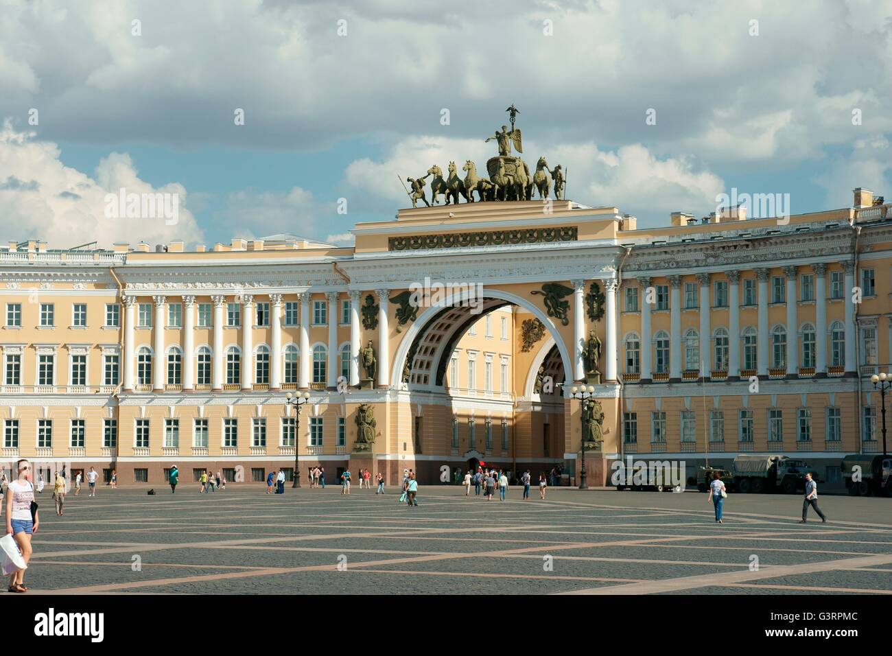 Saint Petersburg Russie. L'ensemble de la place du palais d'arc double de l'état-major général bâtiment surmonté de char de la Victoire de Samothrace Banque D'Images