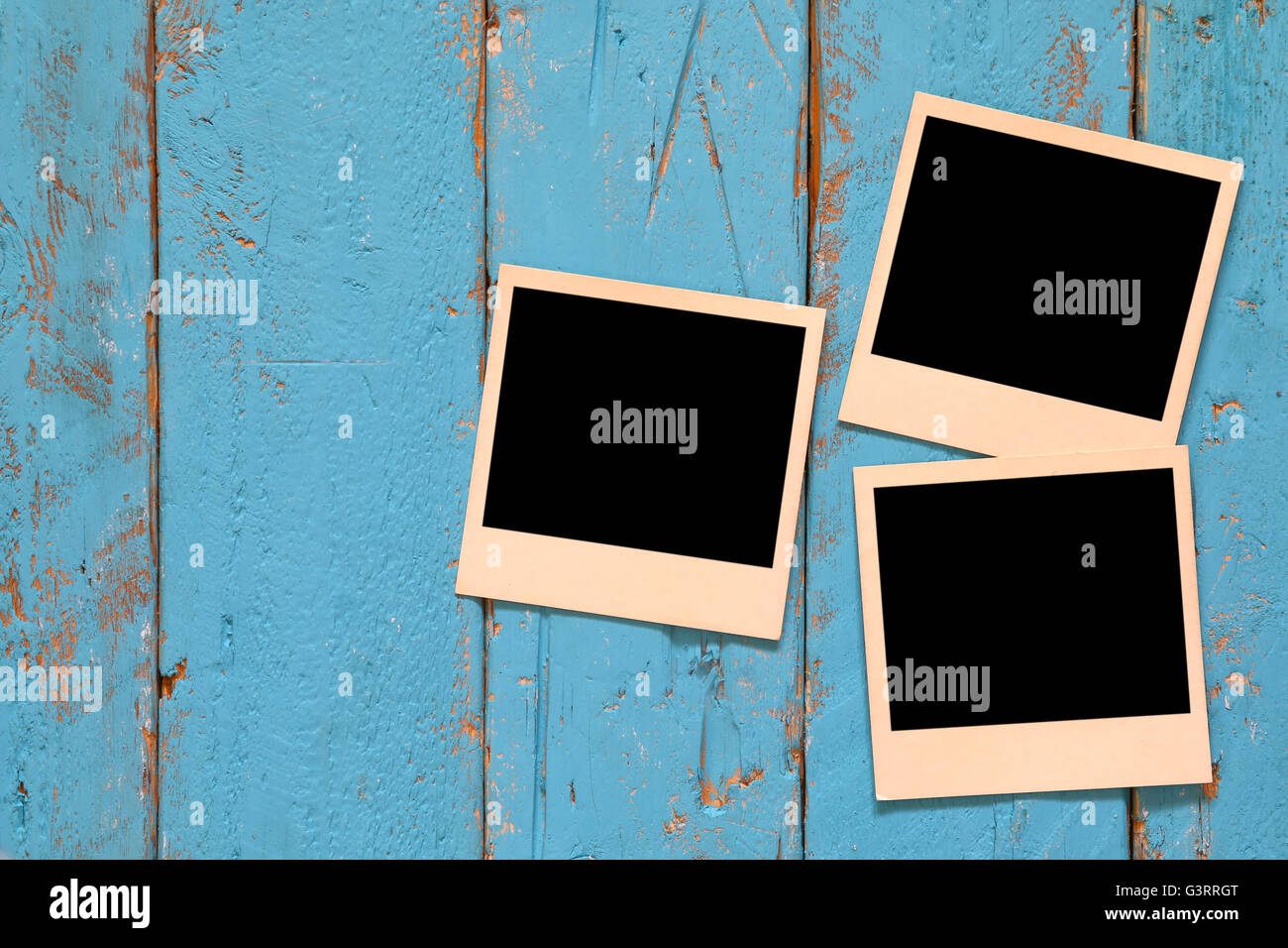 Vue de dessus de polaroid instant vierge album photos sur fond bleu en  bois. vintage image filtrée. prêt à mettre des images Photo Stock - Alamy