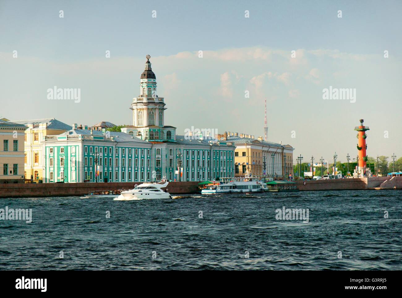 Saint Petersburg en Russie. Le bâtiment bleu, Zoologogical Kunstkammer Museum et la colonne rostrale. L'île de la Neva Vasilevskiy Banque D'Images
