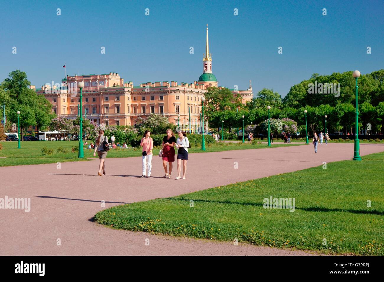 Saint Petersburg Russie. Le château Mikhailovsky également appelé château des ingénieurs, vu depuis le champ de mars jardin Banque D'Images