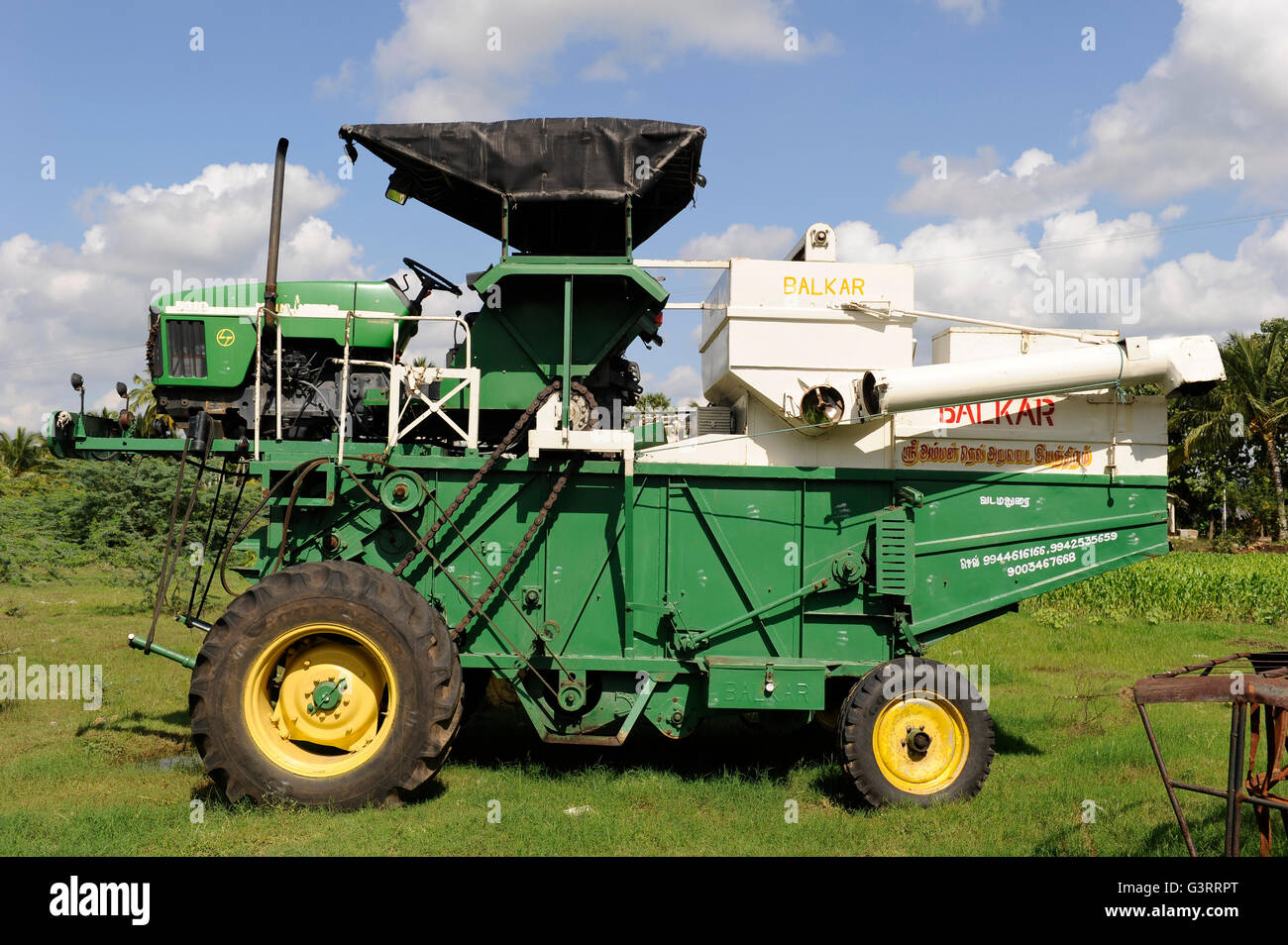 INDE Tamil Nadu Dindigul, reconstruit le tracteur John Deere avec moissonneuse-batteuse pour la récolte de paddy Banque D'Images