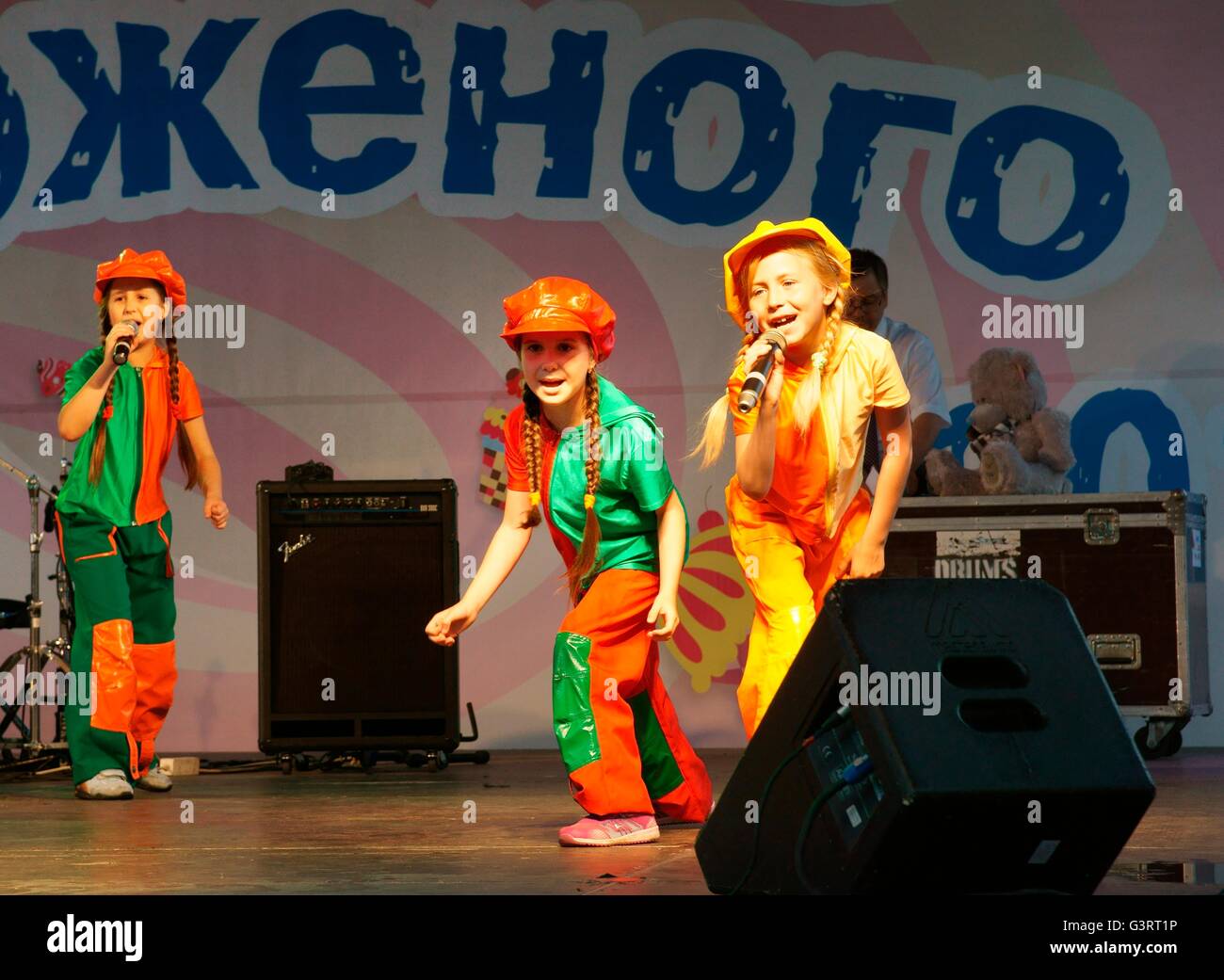 Saint Petersburg, Russie. Les enfants effectuer sur scène sur la place ostrovski lors des st. petersburg city jour festival Banque D'Images