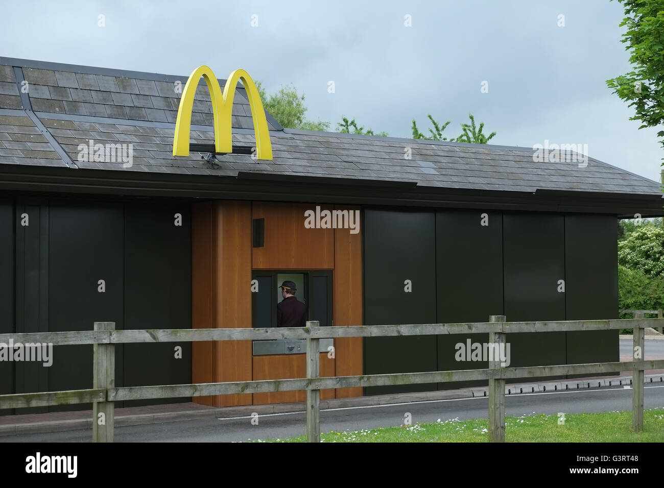 McDonalds drive via fast food restaurant à Corby, England, UK. Banque D'Images