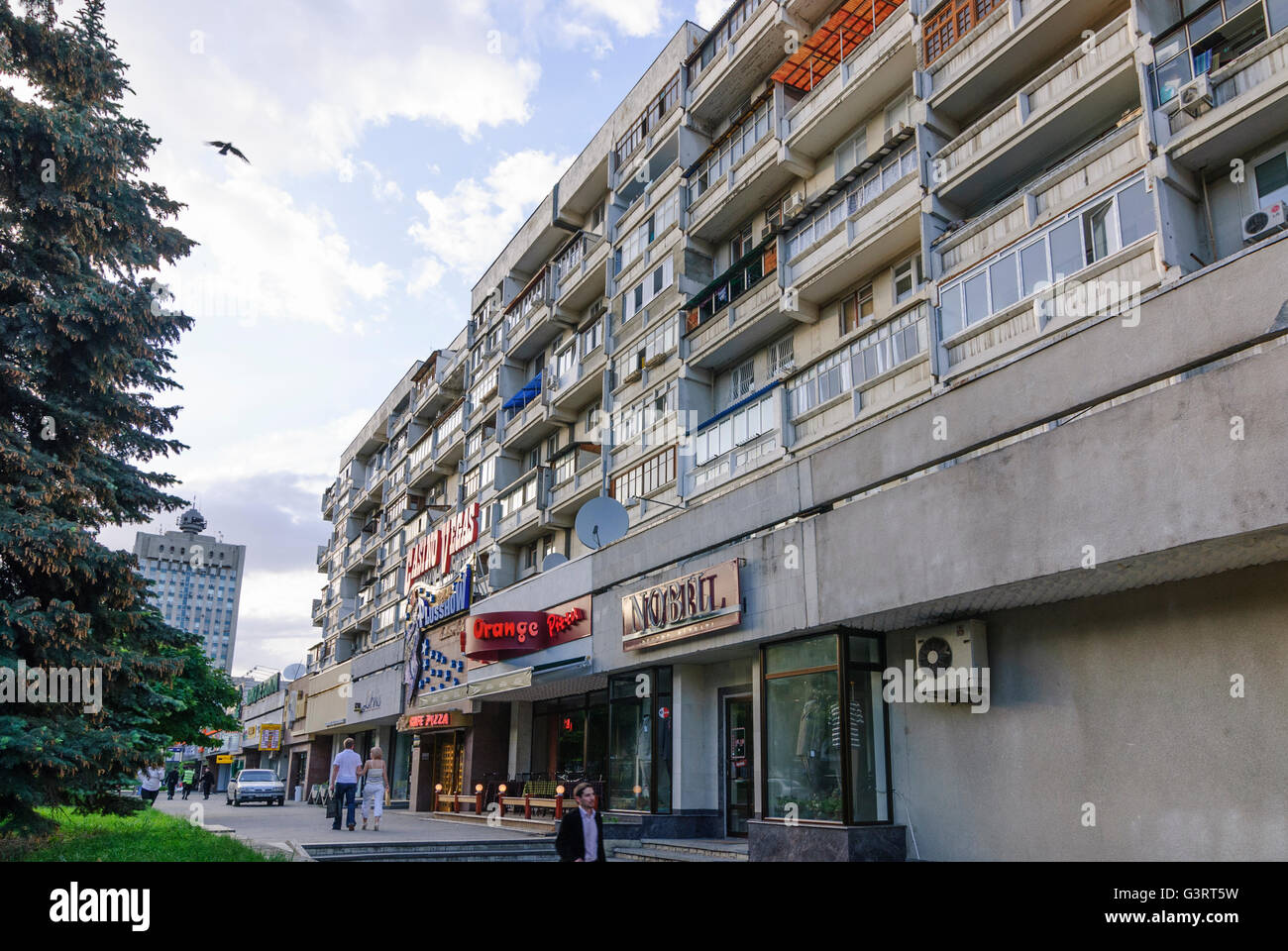 Bloc d'appartements miteux, un immeuble d'habitation, nouveaux commerces, Moldova, Chisinau (Kischinjow , ,) Banque D'Images