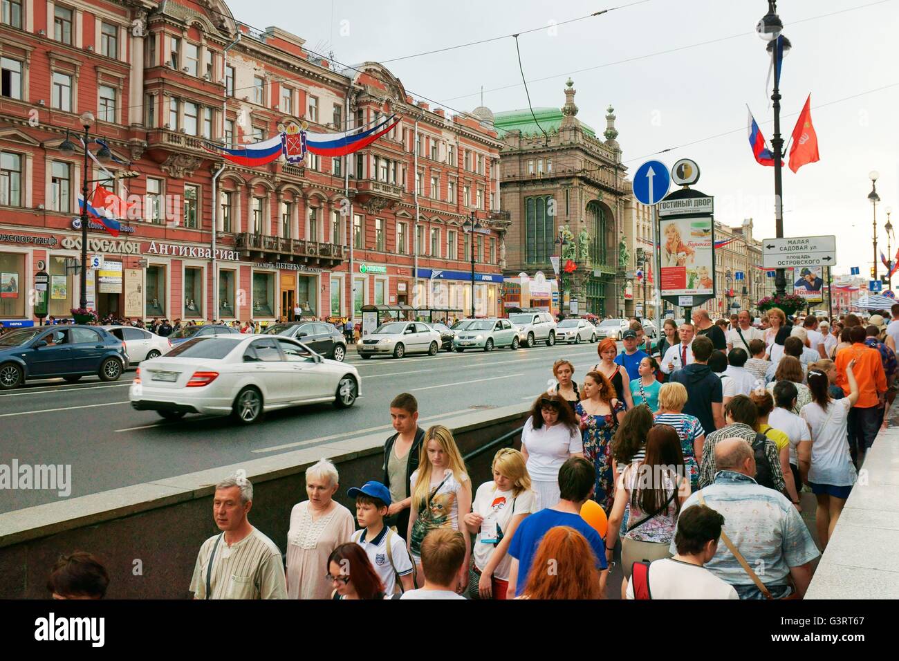 Saint Petersburg, Russie. L'ensemble de la Perspective Nevski à Saint-Pétersbourg les Akimov Comedy Theatre. Les piétons sur le passage souterrain du métro Banque D'Images