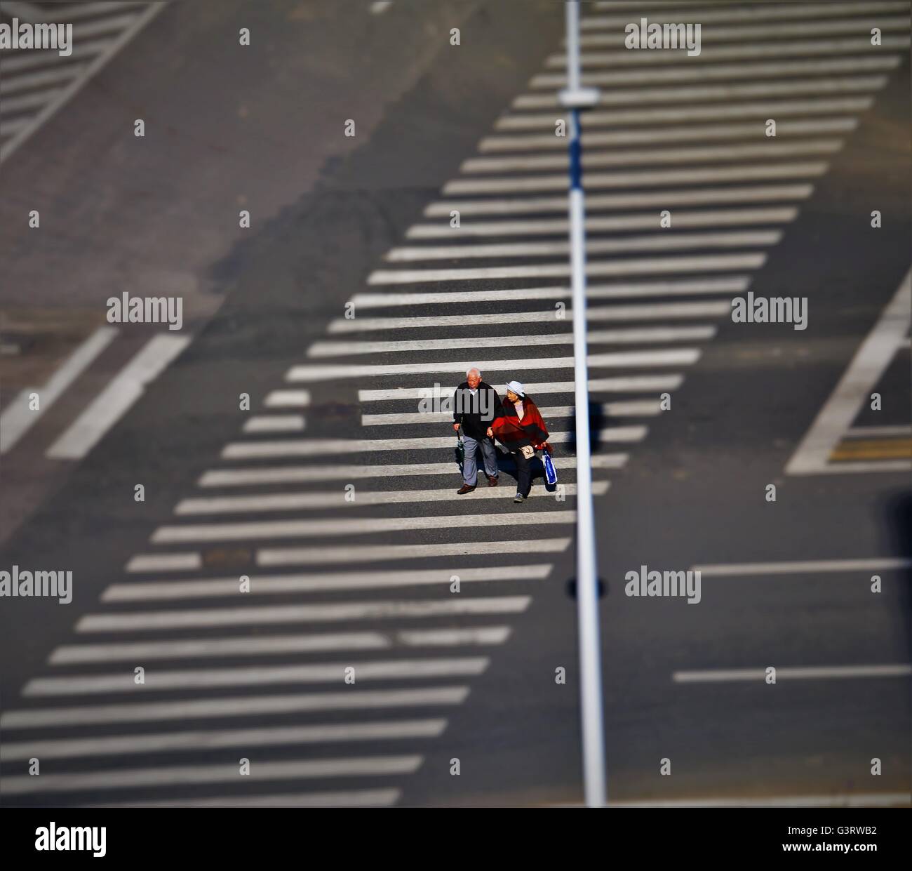 Un vieux couple chinois traversant la route. Banque D'Images