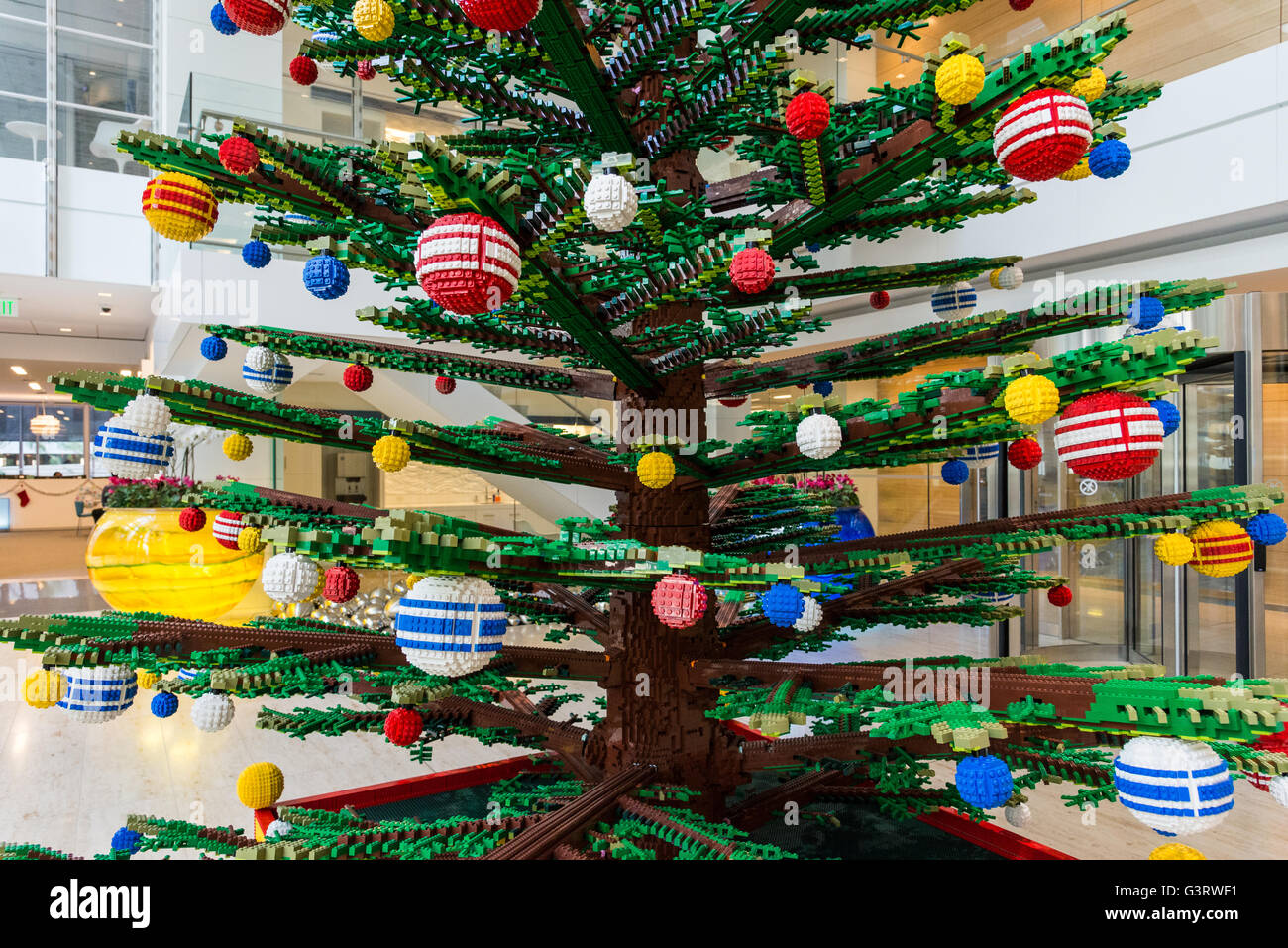 Maison de décoration, arbre de Noël des milliers de morceaux de Lego. Banque D'Images