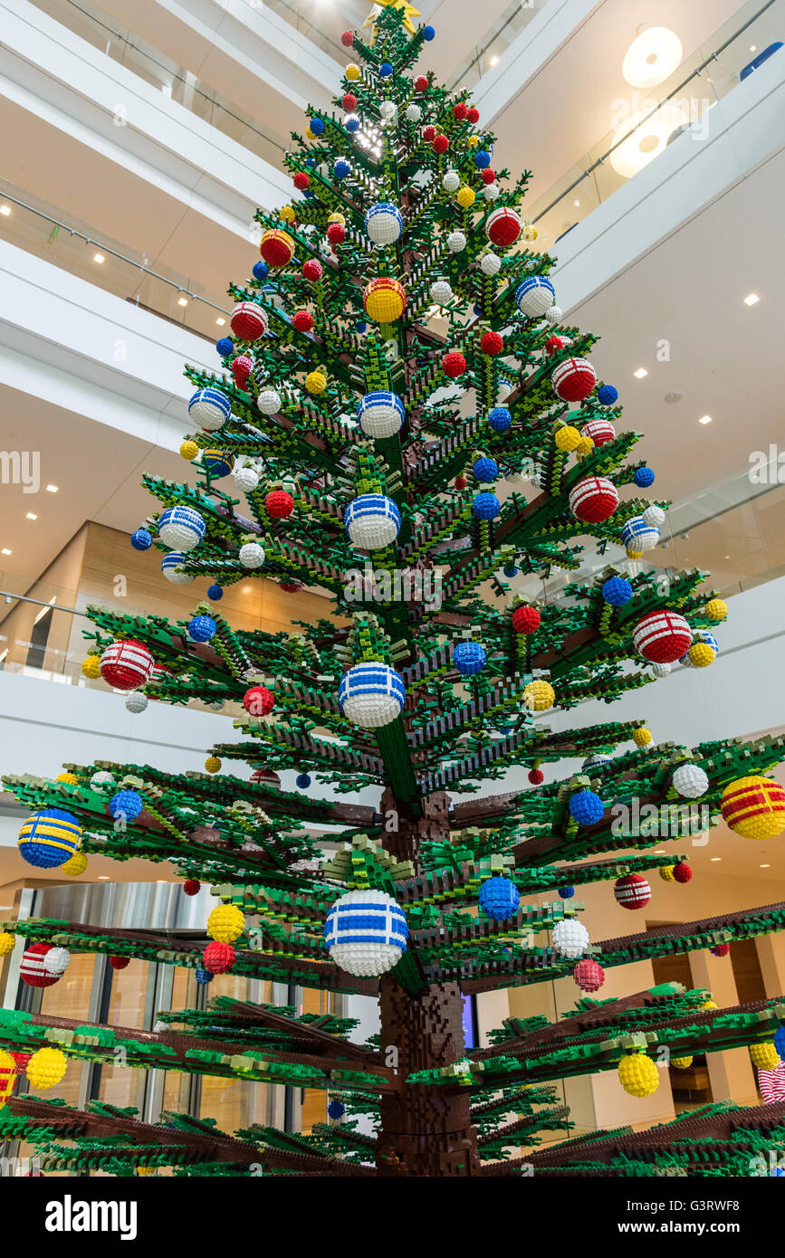 Maison de décoration, arbre de Noël des milliers de morceaux de Lego. Banque D'Images
