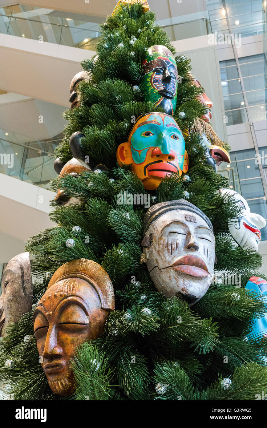 Maison de décoration, arbre de Noël artificiel décorées de masques. Banque D'Images