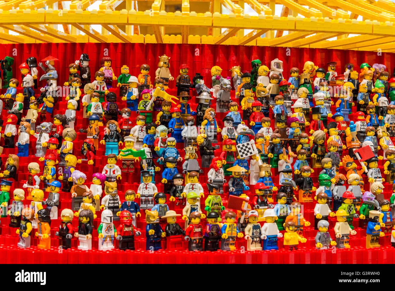 En tant que personnage Lego fans sur les stands d'une arène sportive. Banque D'Images