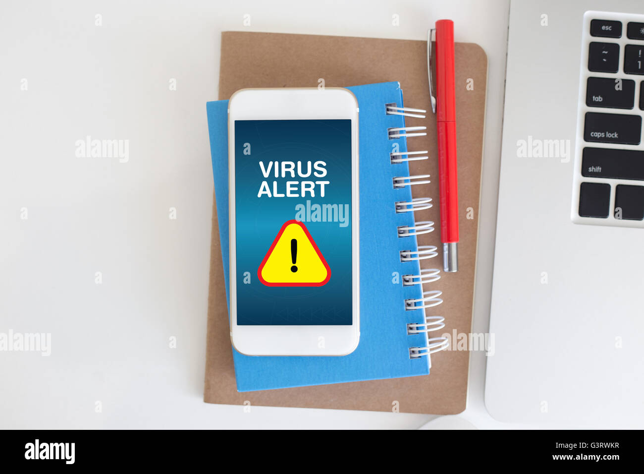 Signe d'alerte de virus sur smartphone Banque D'Images