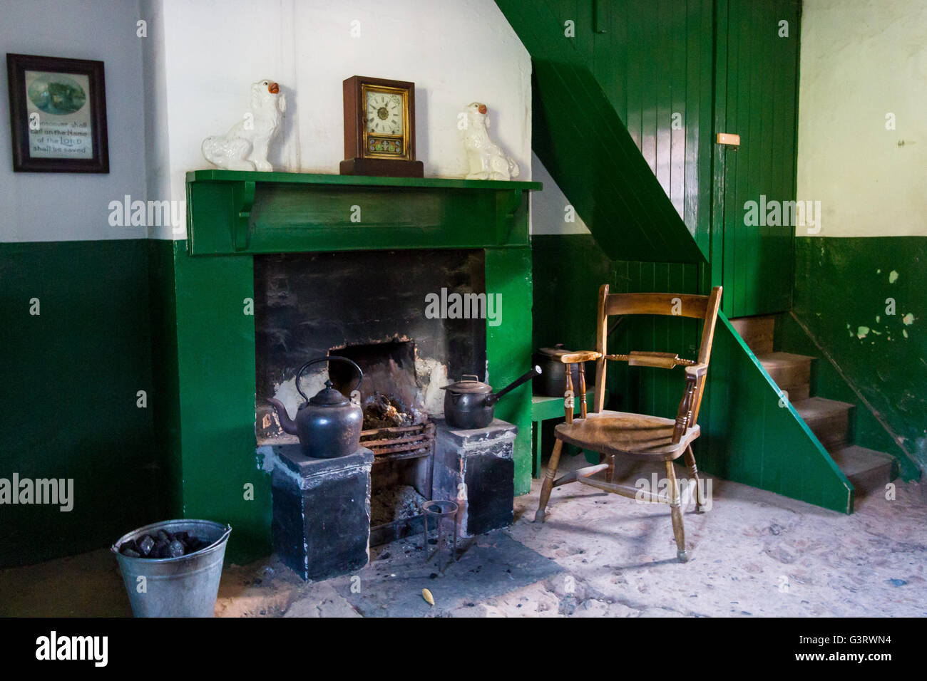 Salon et cheminée dans une vieille maison de l'Irlande du Nord. Banque D'Images