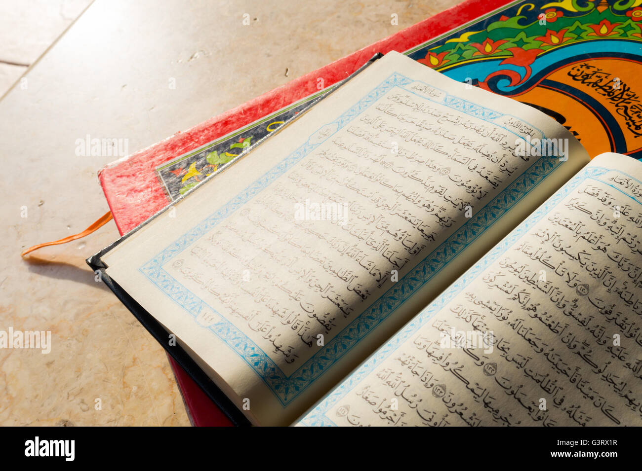 Livre sacré des musulmans Coran sur fond de céramique Banque D'Images