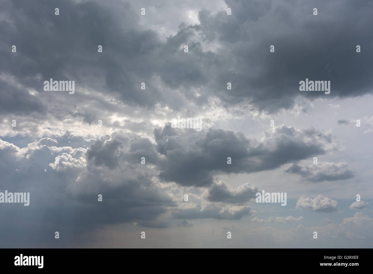 Ciel avec nuages avant la pluie Banque D'Images