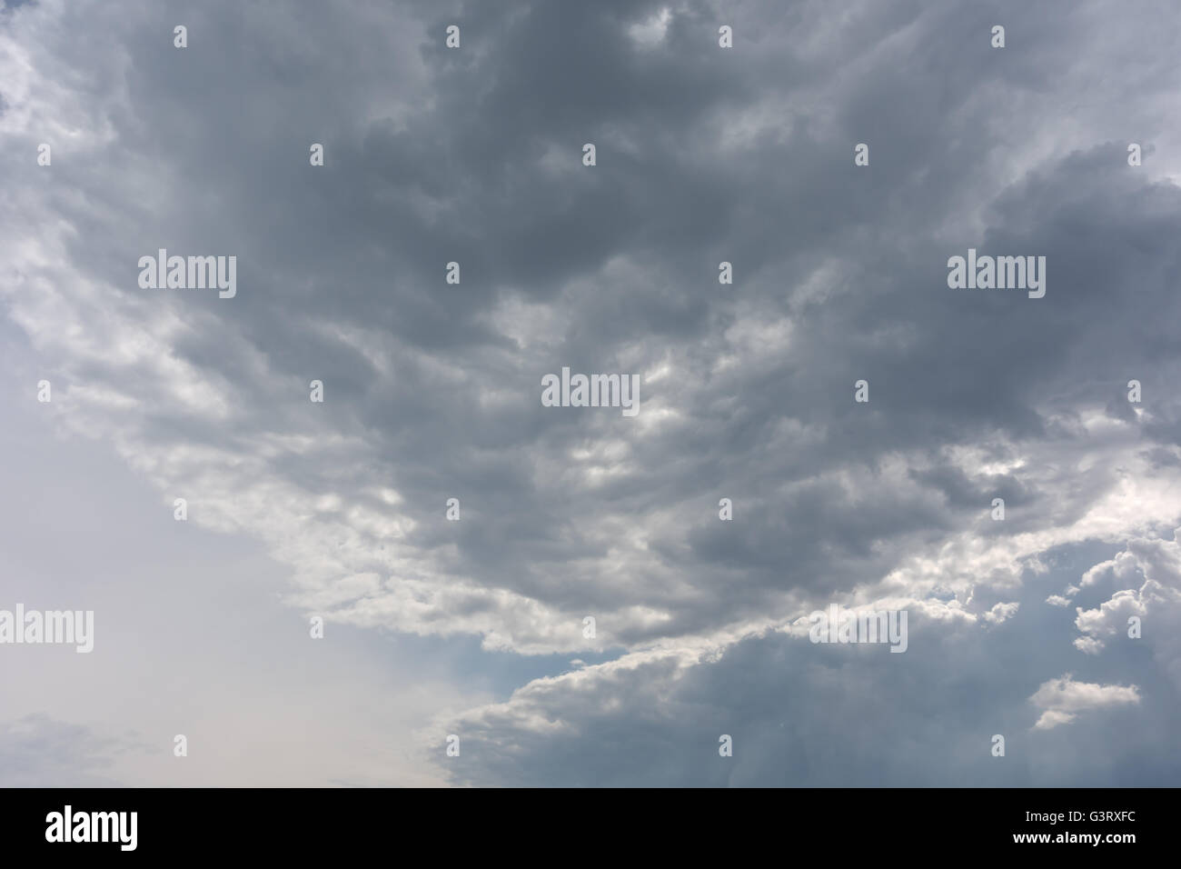 Moody ciel avec nuages sombres Banque D'Images