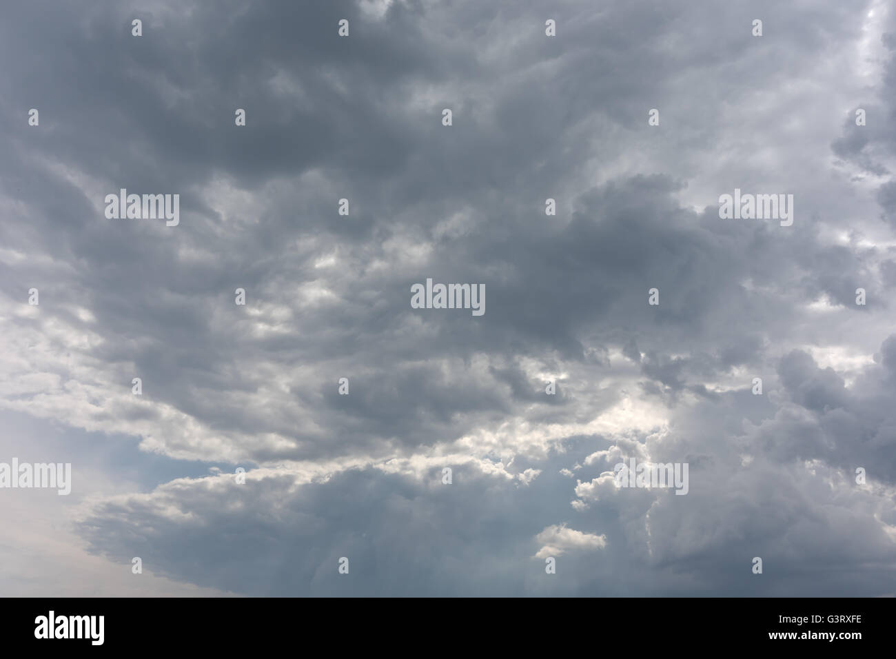 Moody ciel avec nuages sombres Banque D'Images