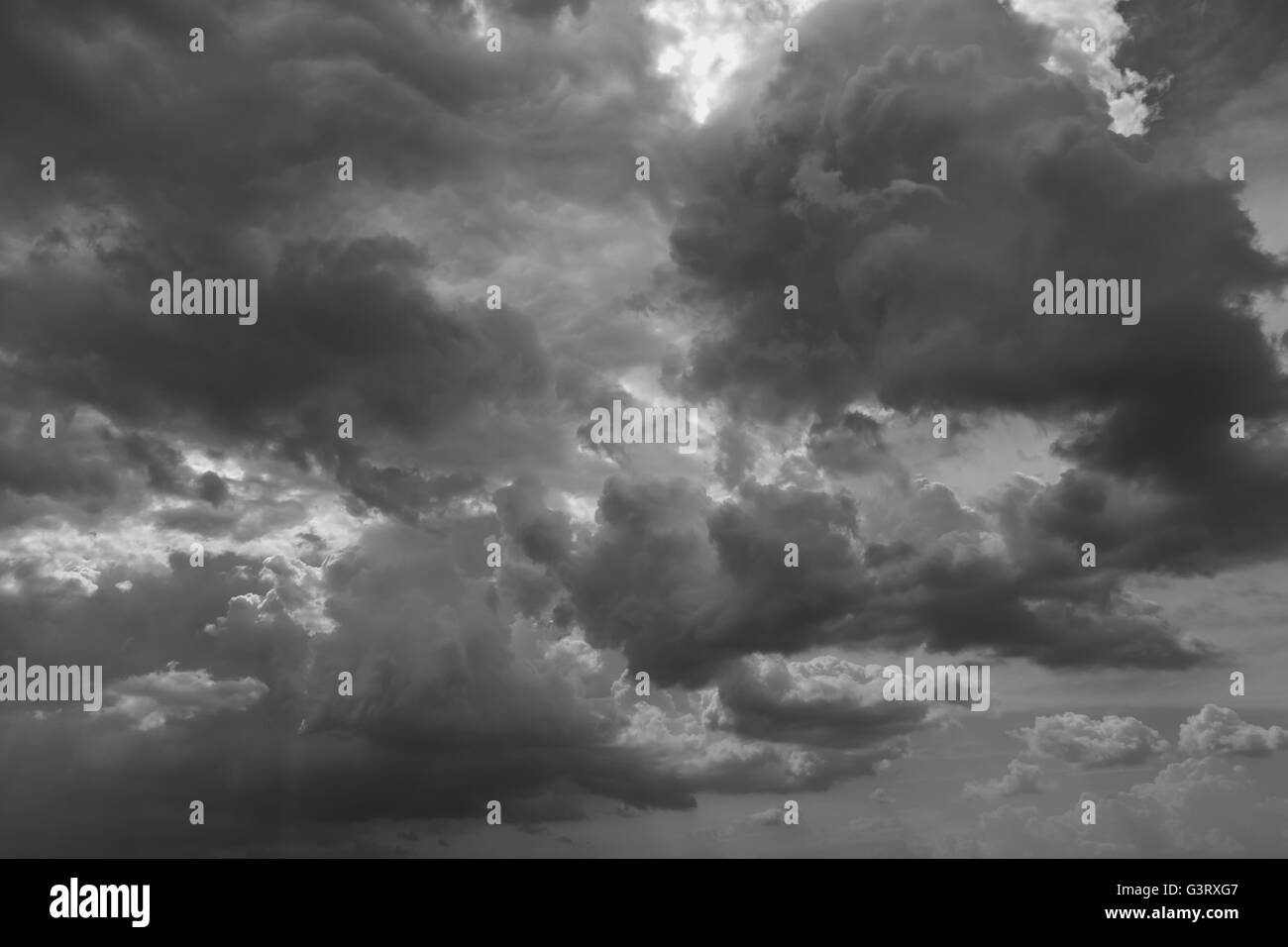 Les nuages orageux foncé avant la pluie Banque D'Images