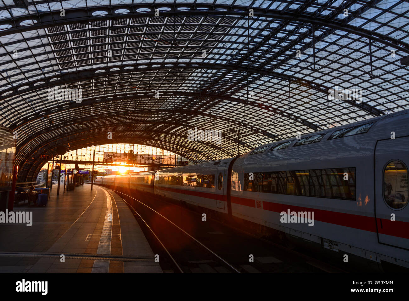 Gare De Berlin Hauptbahnhof de DB AG, GLACE Inter City Express, coucher du soleil, de l'Allemagne, Berlin, Berlin Banque D'Images