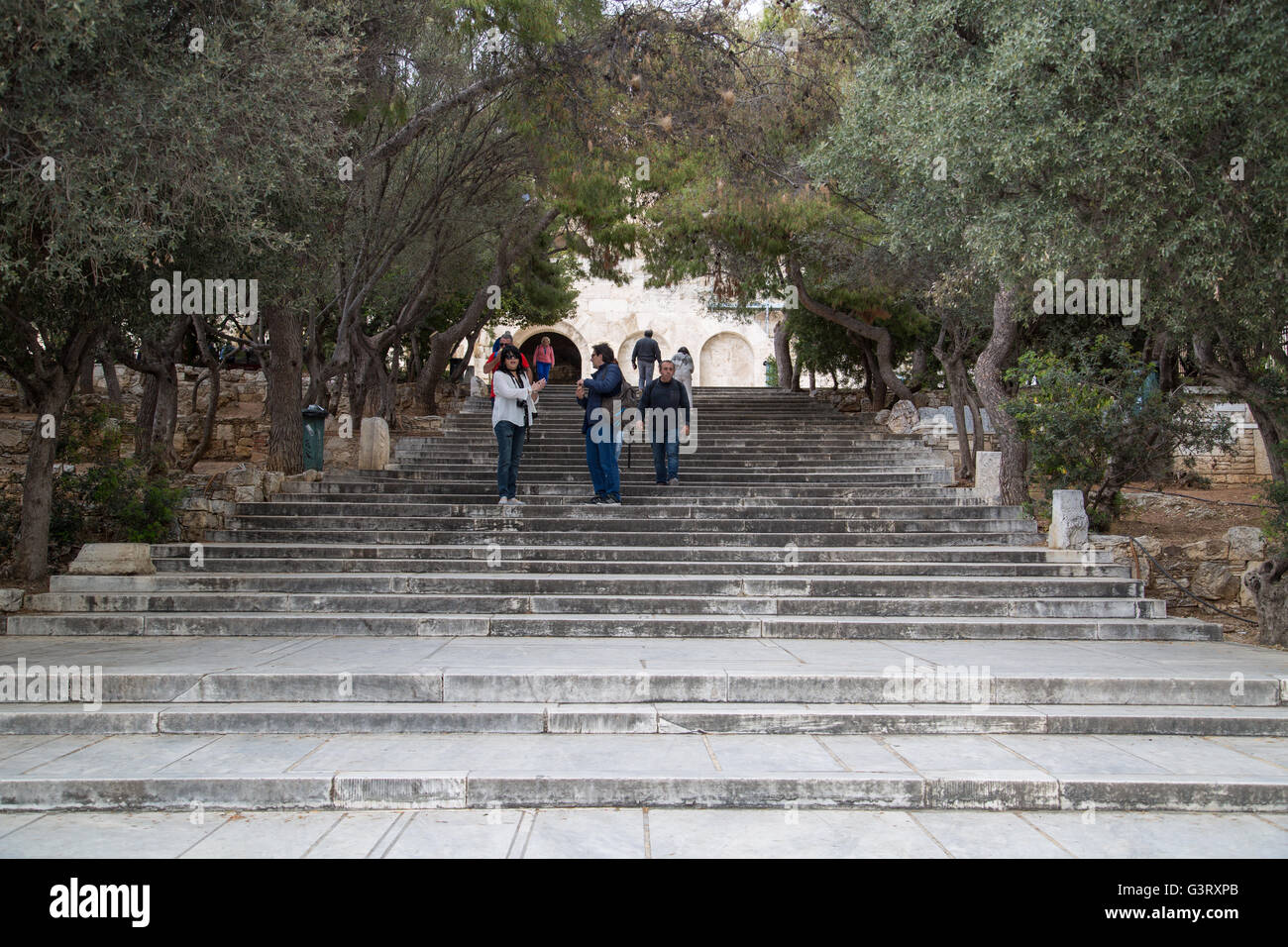 En montant les marches de marbre central à l'odéon d'Hérode Atticus (Irodeio), un ancien théâtre à Athènes qui fonctionne encore. Banque D'Images