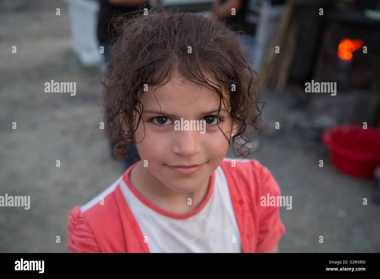 Portrait d'une jeune fille syrienne kurde dans le camp de réfugiés de Idomeni, Grèce, près de la frontière macédonienne. Banque D'Images