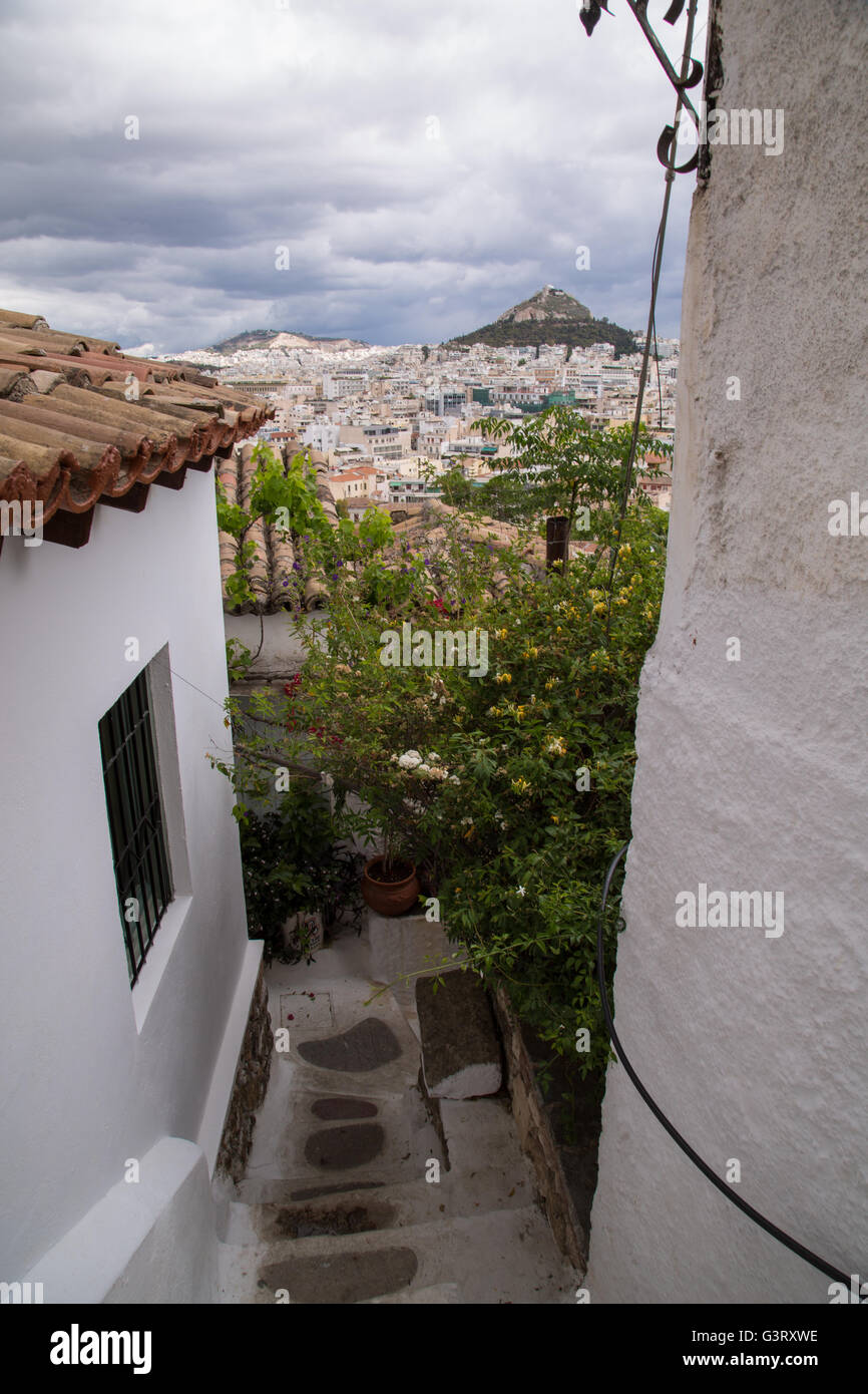 Vue d'Athènes et la colline du Lycabette du pittoresque quartier d'Anafiotika dans le centre d'Athènes, Grèce. Banque D'Images