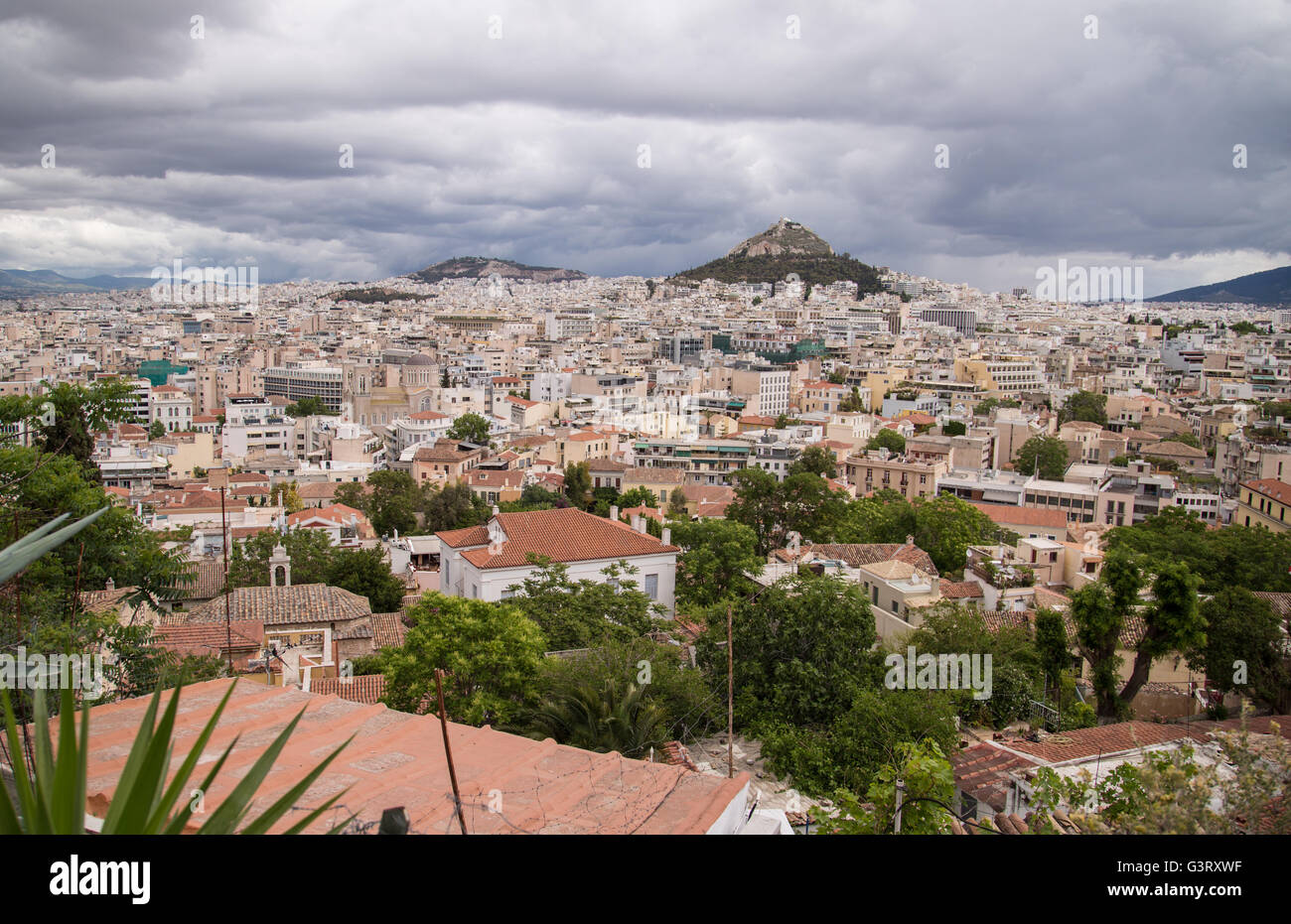 Vue d'Athènes et la colline du Lycabette du pittoresque quartier d'Anafiotika dans le centre d'Athènes, Grèce. Banque D'Images