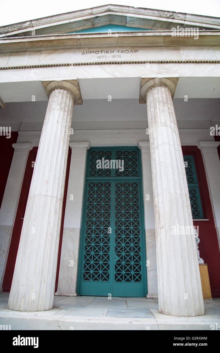 Sxoli Dimotiki (école publique) à Athènes, Grèce, l'un des plus anciens d'être érigée dans le quartier de Plaka. Banque D'Images