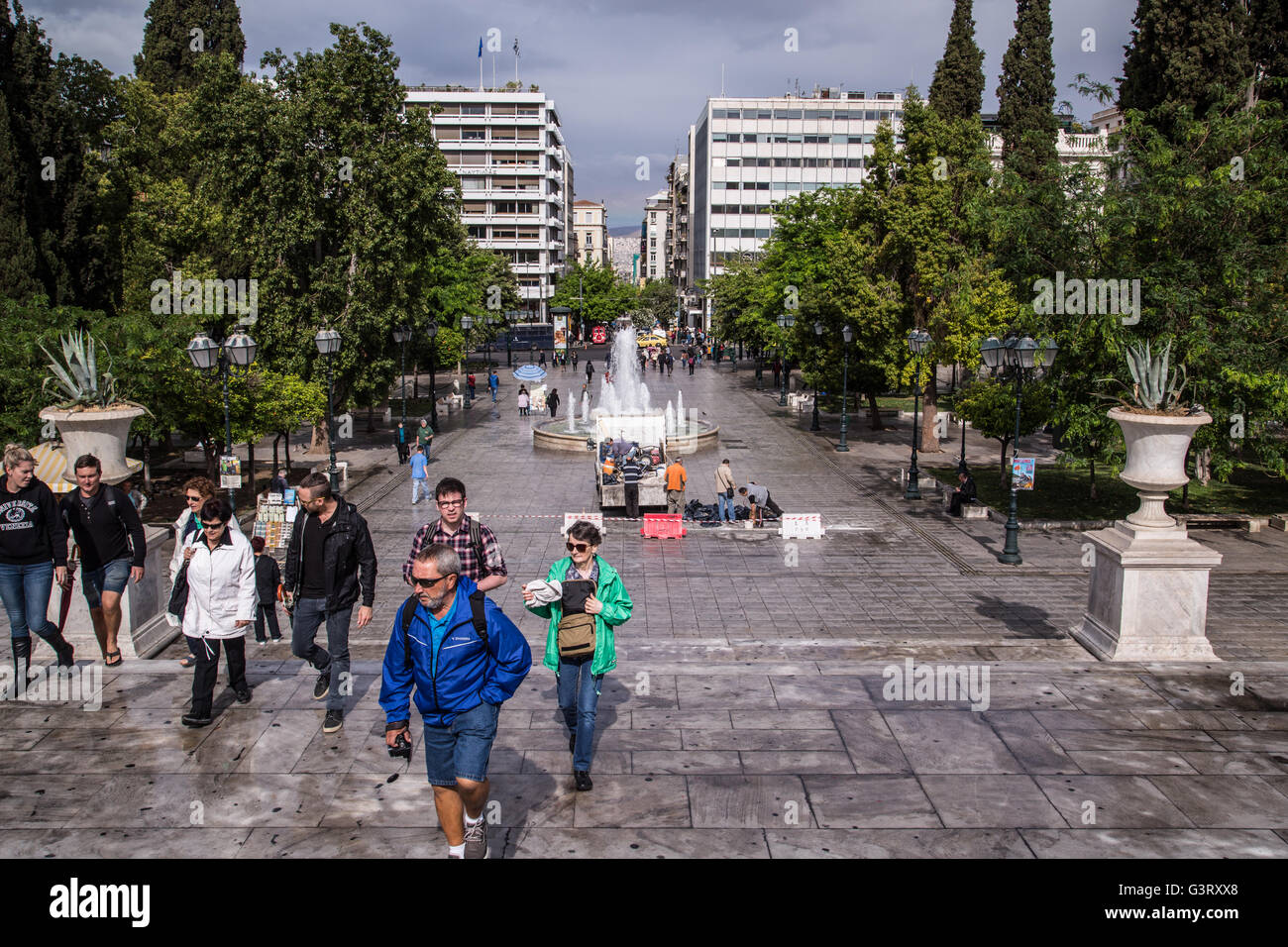 Les gens qui marchent autour des principaux la place Syntagma à Athènes, avec la fontaine dans l'arrière-plan. Banque D'Images