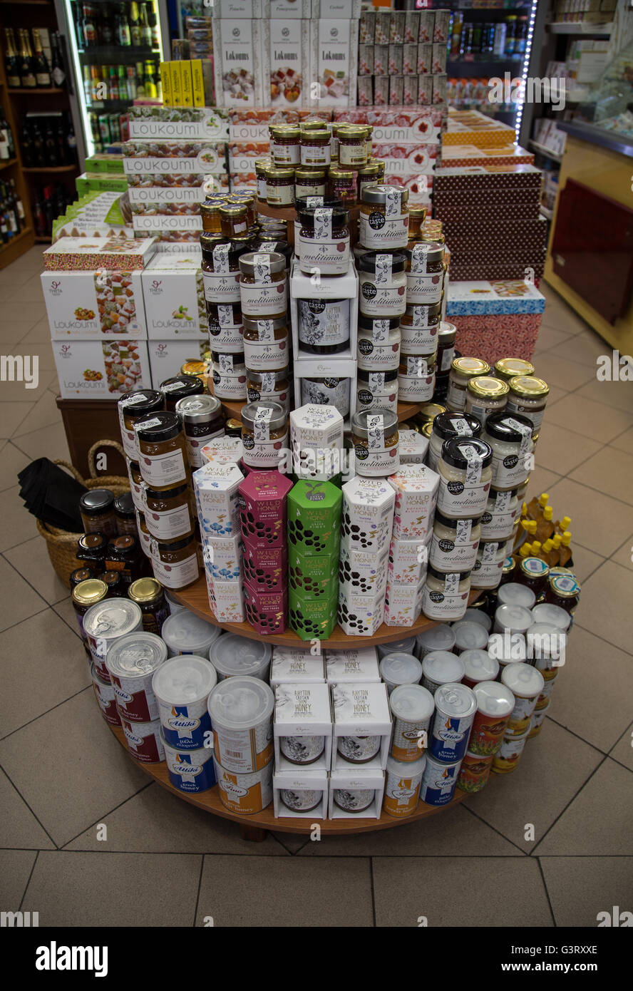 Produits grecs traditionnels y compris le miel et la confiture alignés dans un magasin à Plaka, Athènes. Banque D'Images