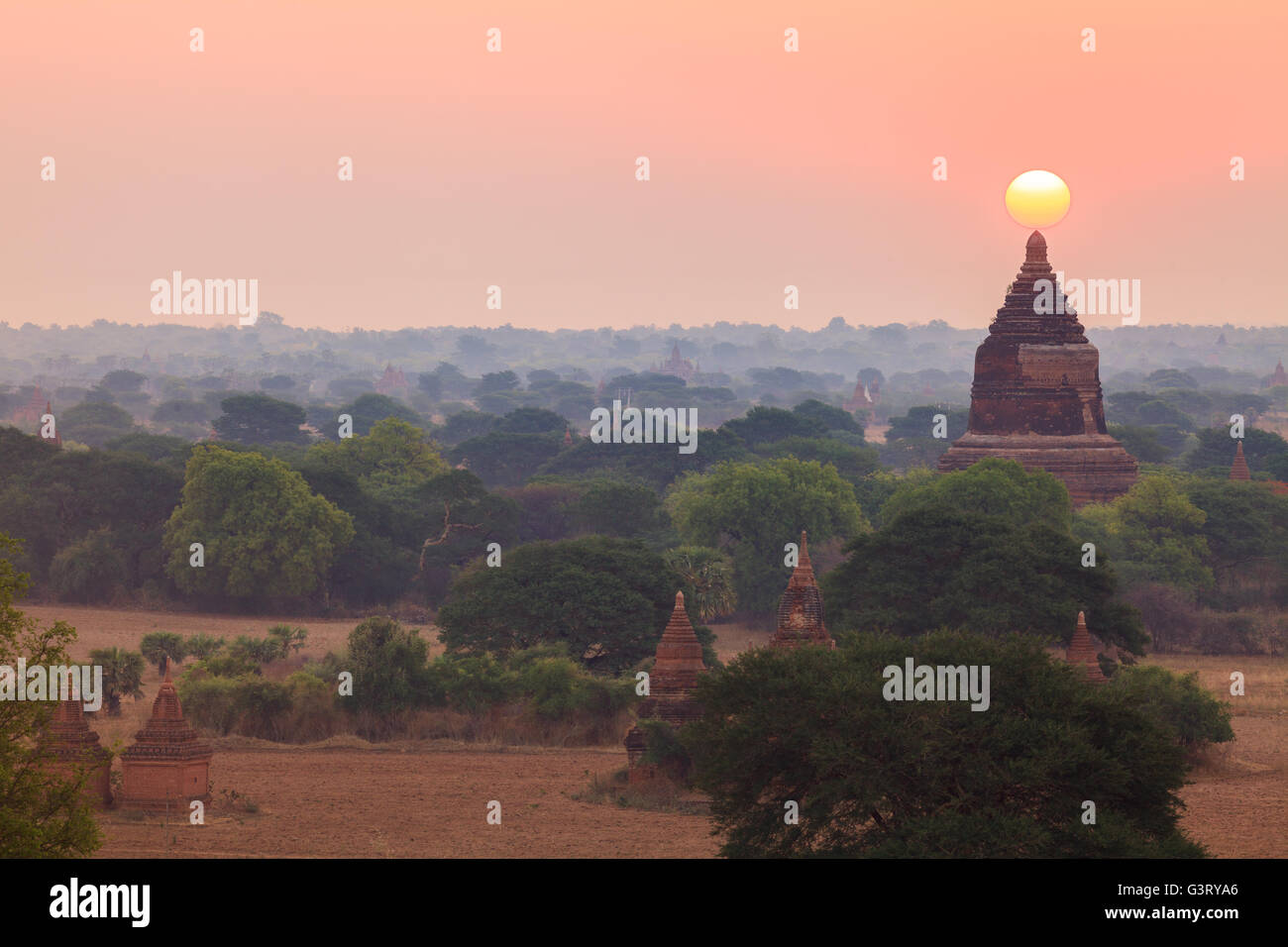 Lever du soleil depuis la Pagode Shwesandaw, Bagan, Myanmar Banque D'Images