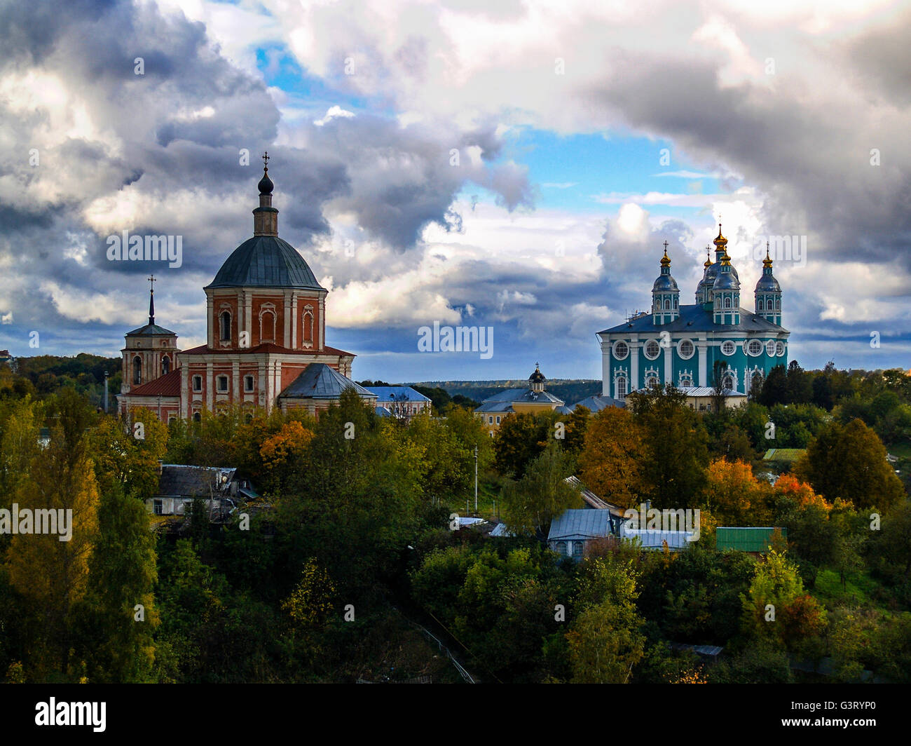 Paysage d'automne en milieu urbain et d'une vue sur les temples à jour d'automne avec les nuages dans le ciel Banque D'Images