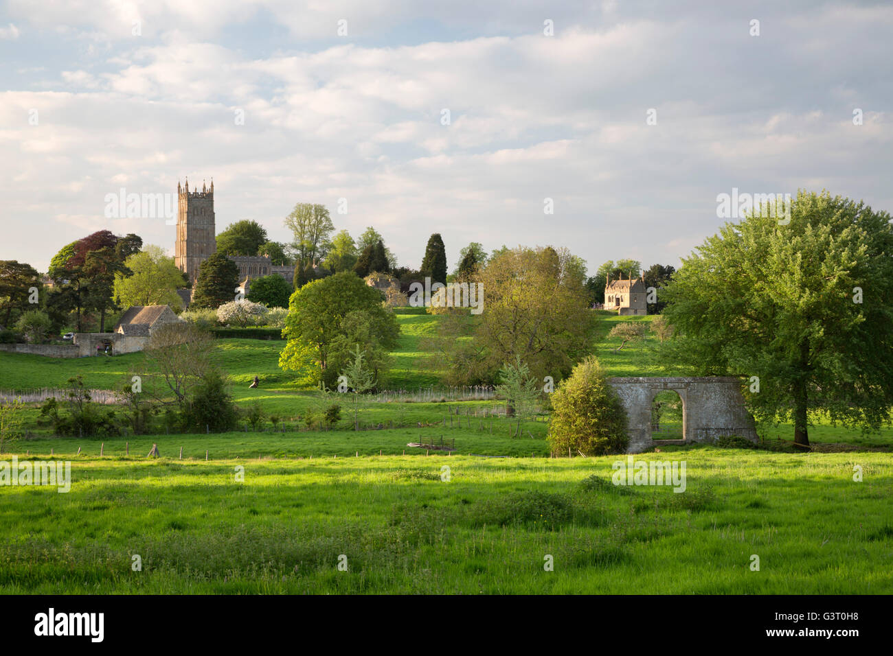 St James' Church et Banqueting House, Chipping Campden, Cotswolds, Gloucestershire, Angleterre, Royaume-Uni, Europe Banque D'Images