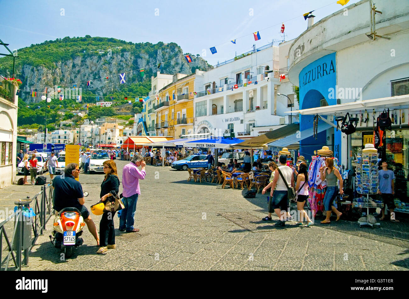 Le front de mer dans le port de Capri est bordée de magasins touristiques et cafés - arrêt Sorrento, dans la baie de Naples, Italie Banque D'Images