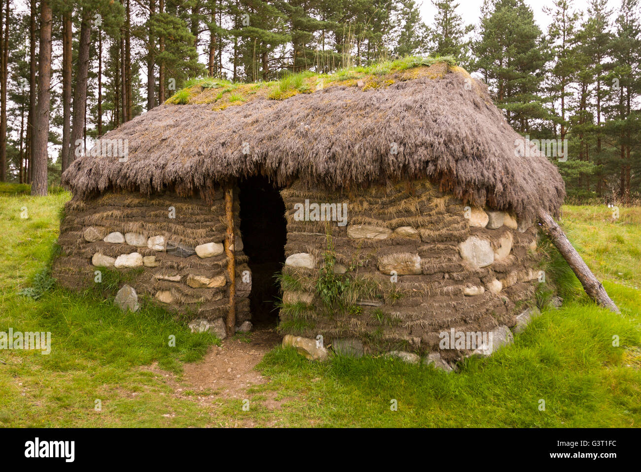 KINGUSSIE & NEWTONMORE, Ecosse - bâtiment traditionnel de tourbe et de chaume, à l'Highland Folk Museum. Banque D'Images