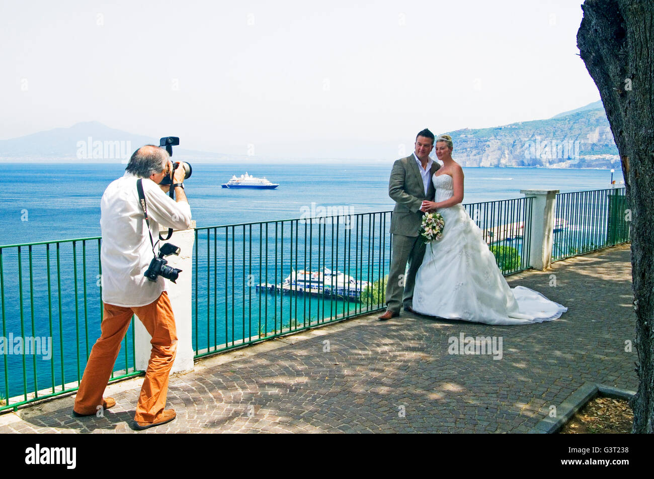 Un photographe de mariage avec les couples nuptiales à Sorrento, près de Naples, Italie Banque D'Images