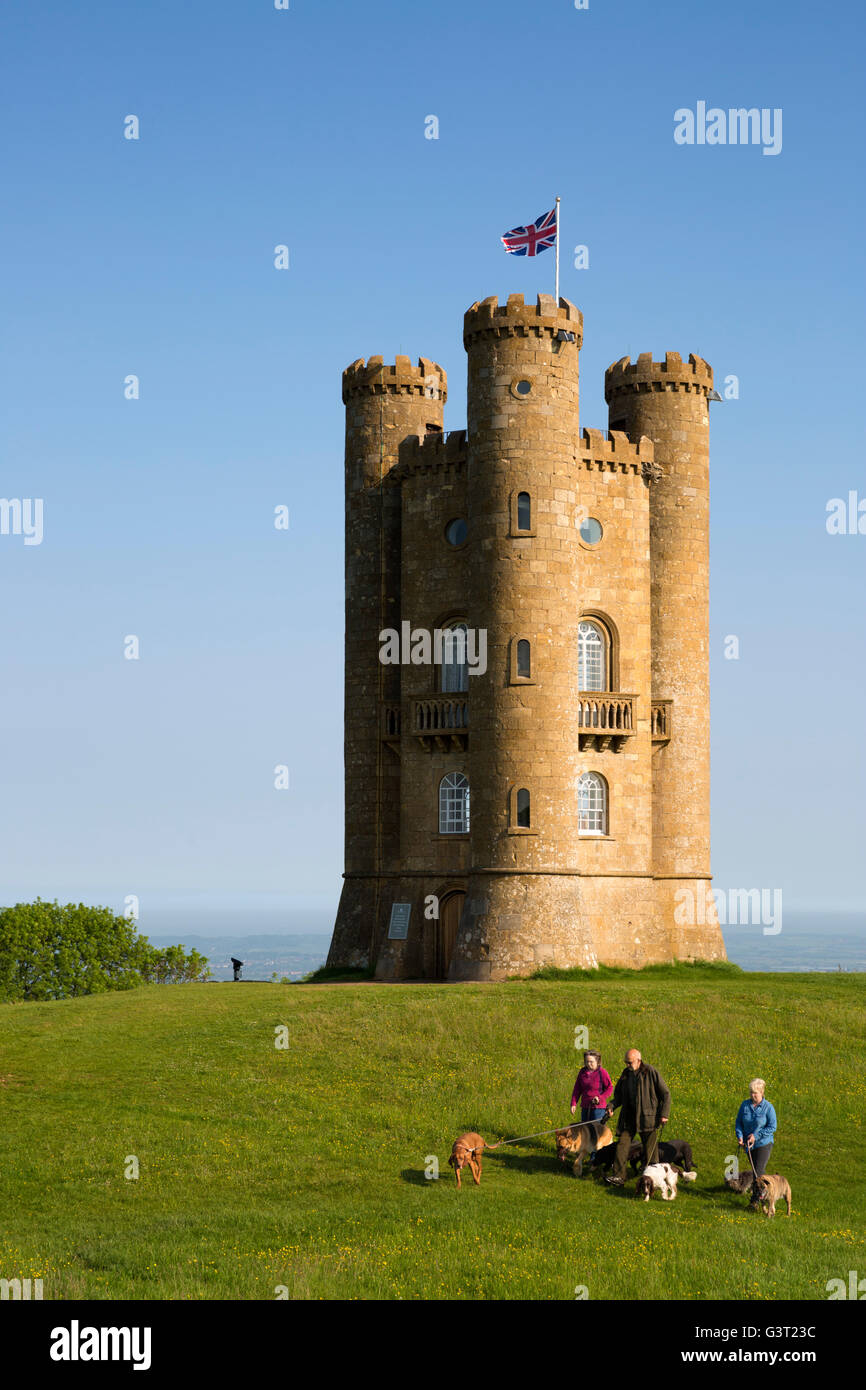 Broadway Tower avec dog walkers, Broadway, Cotswolds, Worcestershire, Angleterre, Royaume-Uni, Europe Banque D'Images