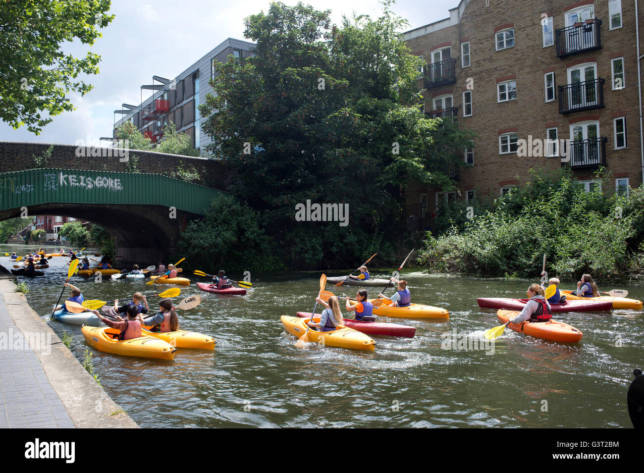 Hackney . Regents Canal. Les jeunes apprennent le kayak. Banque D'Images
