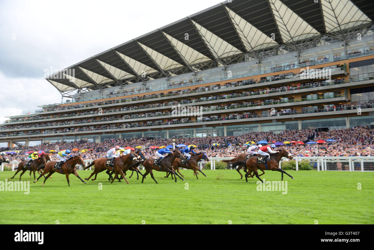 Ascot, Berkshire, Royaume-Uni. 14 Juin, 2016. Rentable et Adam Kirby (14) win les rois Stand Stakes à Royal Ascot Racecourse 14 Juin 2016 Crédit : John Beasley/Alamy Live News Banque D'Images