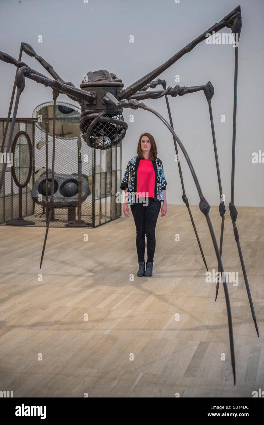 Londres, Royaume-Uni. 14 Juin, 2016. "Une araignée' par Louise Bourgeois - La nouvelle Tate Modern est ouvert au public le vendredi 17 juin. Le nouveau commutateur Chambre bâtiment est conçu par les architectes Herzog & de Meuron, qui a également conçu la conversion initiale de la Bankside Power Station en 2000. Crédit : Guy Bell/Alamy Live News Banque D'Images