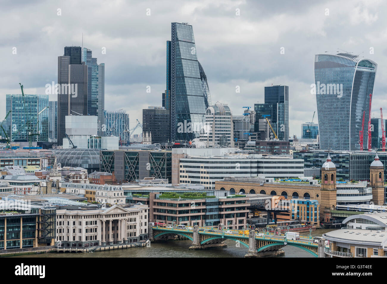 Londres, Royaume-Uni. 14 Juin, 2016. L'affichage de niveau offre une vue à 360 degré de toits de Londres - la nouvelle Tate Modern est ouvert au public le vendredi 17 juin. Le nouveau commutateur Chambre bâtiment est conçu par les architectes Herzog & de Meuron, qui a également conçu la conversion initiale de la Bankside Power Station en 2000. Crédit : Guy Bell/Alamy Live News Banque D'Images