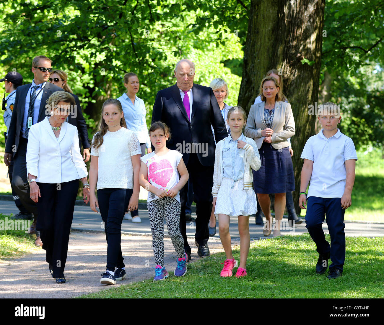 Le Roi Harald de Norvège, la reine Sonja, La Princesse Ingrid Alexandra, Prince Sverre Magnus et les deux filles de la Princesse Martha Louise, Léa et Emma plante des arbres et avait un oeil à l'hôtel d'insectes dans le parc du palais royal à Oslo, Norvège, 13 juin 2016. Photo : Albert Nieboer/PRE/Pays-Bas OUT - AUCUN FIL SERVICE - Banque D'Images