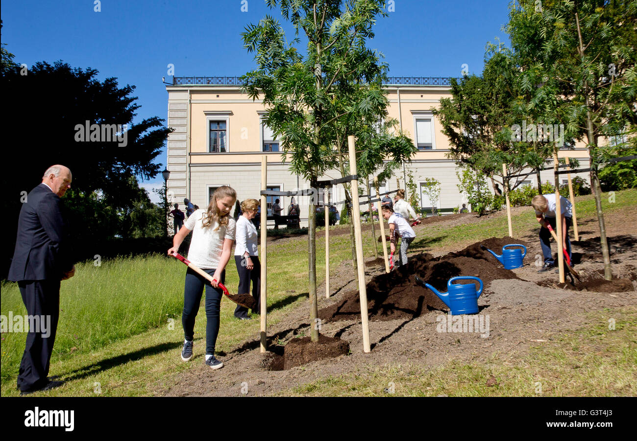 Le Roi Harald de Norvège, la reine Sonja, La Princesse Ingrid Alexandra, Prince Sverre Magnus et les deux filles de la Princesse Martha Louise, Léa et Emma plante des arbres et avait un oeil à l'hôtel d'insectes dans le parc du palais royal à Oslo, Norvège, 13 juin 2016. Photo : Albert Nieboer/PRE/Pays-Bas OUT - AUCUN FIL SERVICE - Banque D'Images