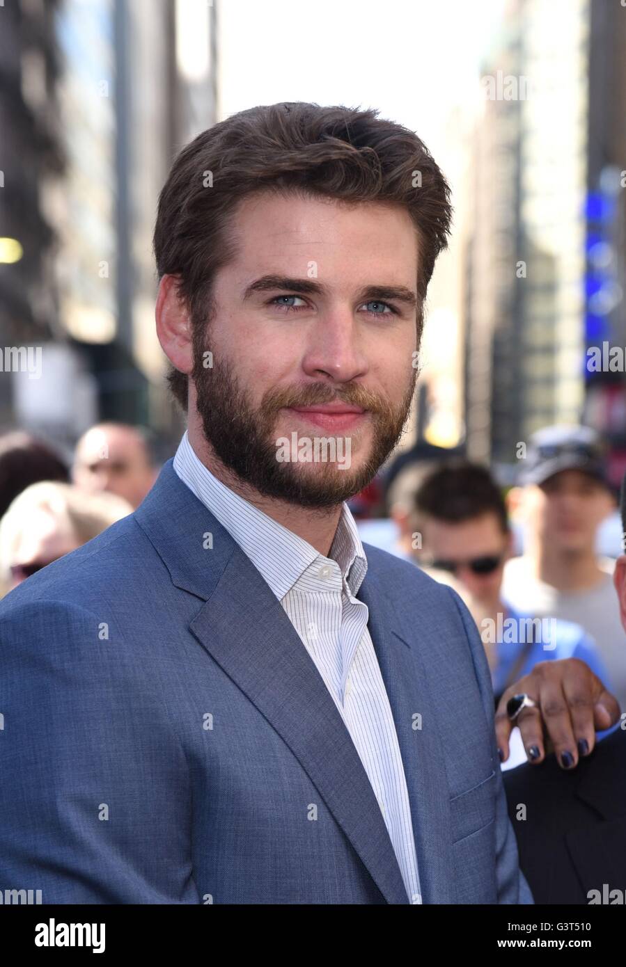New York, NY, USA. 14 Juin, 2016. Liam Hemsworth lors d'une apparition publique pour l'INDÉPENDANCE DAY : résurgence Cast sonne la cloche d'ouverture du marché boursier NASDAQ, NASDAQ MarketSite, New York, NY 14 juin 2016. Credit : Derek Storm/Everett Collection/Alamy Live News Banque D'Images
