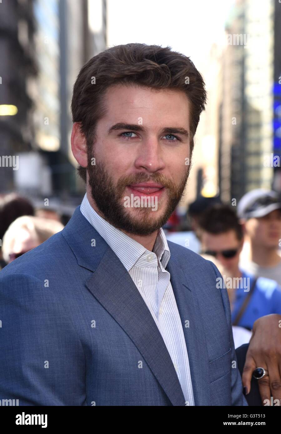 New York, NY, USA. 14 Juin, 2016. Liam Hemsworth lors d'une apparition publique pour l'INDÉPENDANCE DAY : résurgence Cast sonne la cloche d'ouverture du marché boursier NASDAQ, NASDAQ MarketSite, New York, NY 14 juin 2016. Credit : Derek Storm/Everett Collection/Alamy Live News Banque D'Images