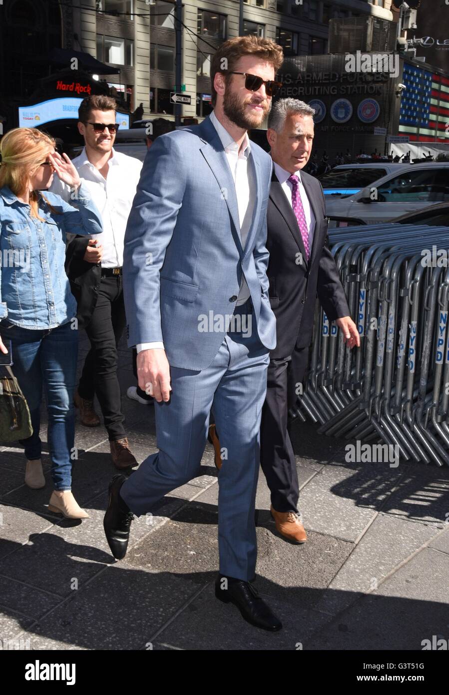 New York, NY, USA. 14 Juin, 2016. Liam Hemsworth lors d'une apparition publique pour l'INDÉPENDANCE DAY : résurgence Cast sonne la cloche d'ouverture du marché boursier NASDAQ, NASDAQ MarketSite, New York, NY 14 juin 2016. Credit : Derek Storm/Everett Collection/Alamy Live News Banque D'Images