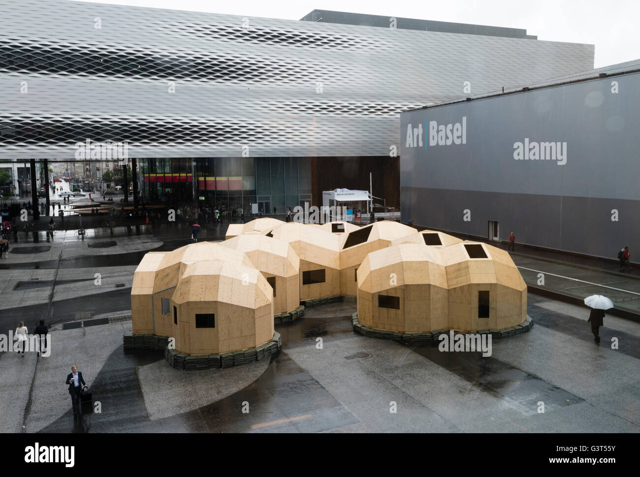 Bâle, Suisse. 14 Juin, 2016. Point de vue extérieur sur le parc des expositions de Bâle avec l'installation 'alliage Zome' par Oscar Tuazon à l'ouverture de 'Art Basel 2016', une des plus grandes et plus spectaculaires rencontres pour l'art moderne et contemporain pour les six jours, 280 salles seront montrer des œuvres de 4000 artistes. En 2015, le salon de Bâle, qui a également des ramifications à Hong Kong et à Miami, a attiré 98 000 visiteurs du monde entier. Crédit : Erik Tham/Alamy Live News Banque D'Images