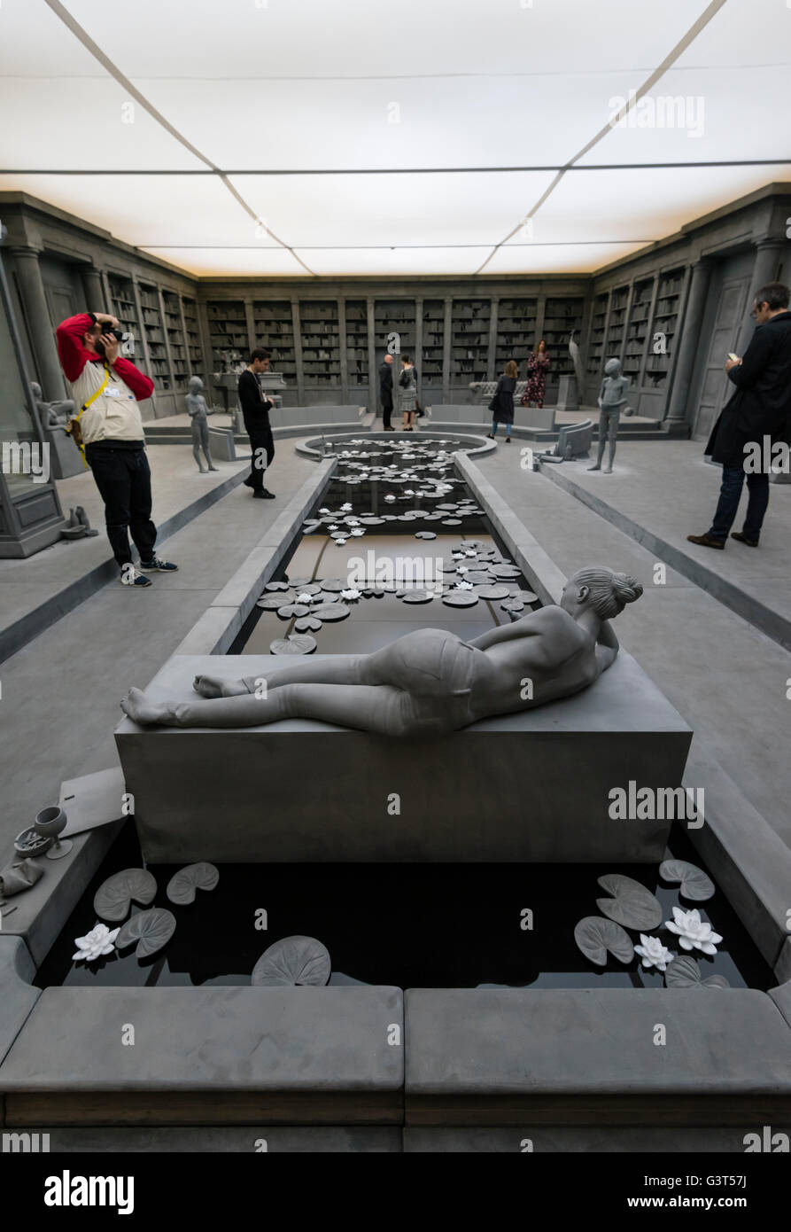 Bâle, Suisse. 14 Juin, 2016. À l'intérieur de l'installation 'la maison du collectionneur' par Hans Op de Beeck au modern art show '2016' Art Basel à Bâle, Suisse. Avec 280 œuvres de galeries montrant 4 000 artistes, Art Basel est l'une des plus grandes et plus spectaculaires de rencontres pour l'art moderne et contemporain en 2015, le salon de Bâle (qui a également des ramifications à Hong Kong et Miami) a attiré 98 000 visiteurs du monde entier. Crédit : Erik Tham/Alamy Live News Banque D'Images